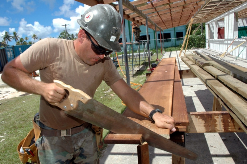 menuisier-ST CYR SUR MER-min_worker_construction_building_carpenter_male_job_build_helmet-893290